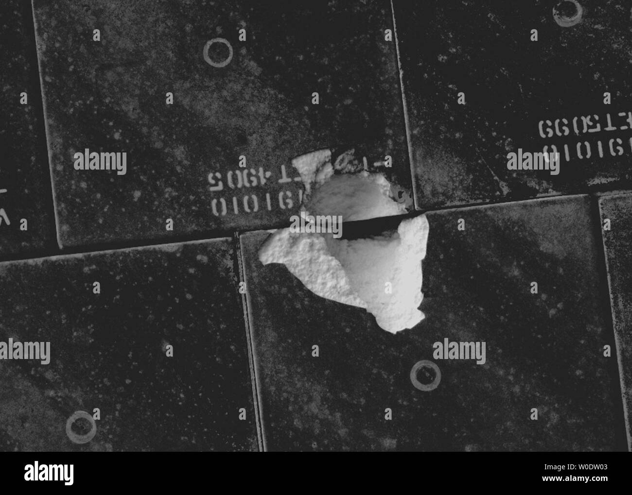 Cette image de la NASA prises par les astronautes à bord de la Station spatiale internationale montre les tuiles endommagées sur le dessous de la navette spatiale Endeavour au cours d'une inspection ciblée de la chaleur de la navette le 12 août 2007. Après des études de terrain, gestionnaires de la mission s'efforcera de débris suspects hors du réservoir extérieur et une minute après le décollage le mercredi et a frappé des tuiles sur le dessous de la navette, près de la porte d'atterrissage principal droit. La gouge est de 3 1/2 pouces de long. (Photo d'UPI/NASA) Banque D'Images