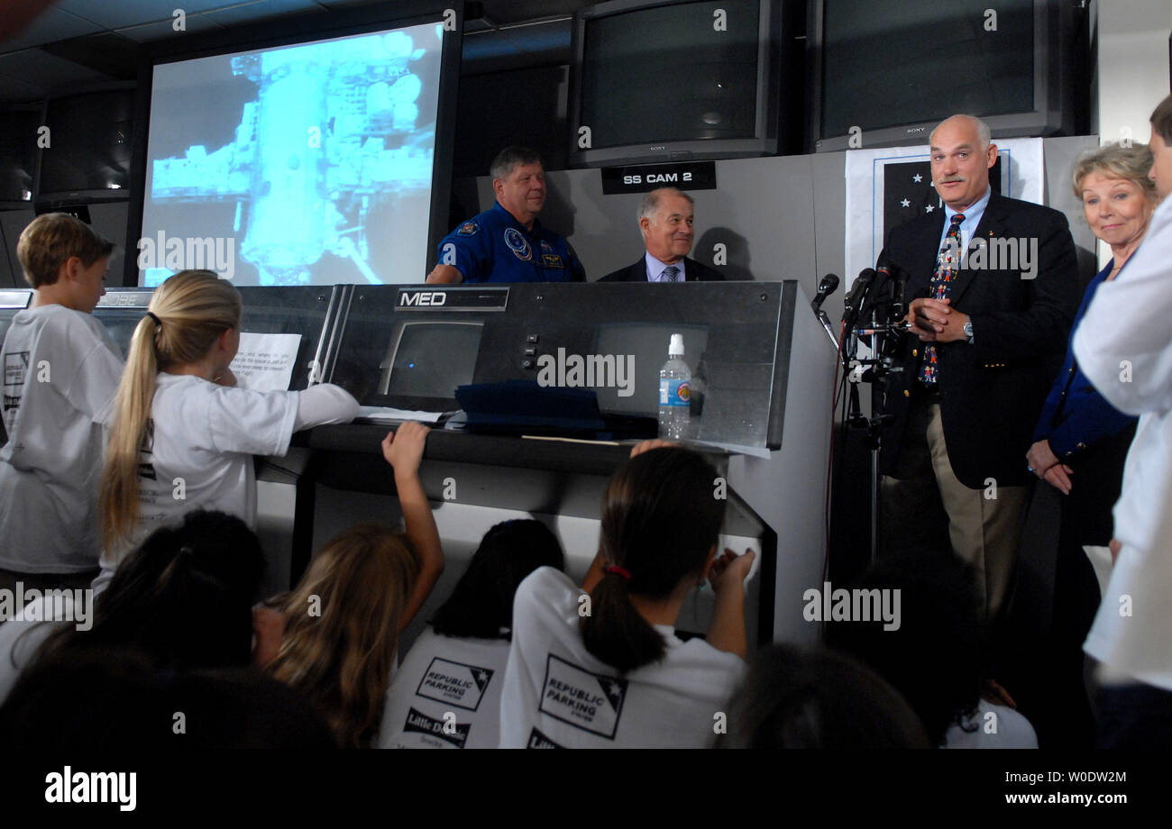 Anciens astronautes Joe Allen (2nd-R) William Readdy Jr. (C) et Roger Crouch discuter avec les élèves à la suite d'une liaison vidéo conférence professeur-étudiant avec l'astronaute et professeur Barbara Morgan de l'Agence spatiale canadienne et spécialiste de mission Alvin Drew qui sont à bord de la Station spatiale internationale, au centre de formation spatiale Challenger à Alexandria, en Virginie le 16 août 2007. Lauréats d'un concours d'affiches national a eu la chance à la question à Morgan et autres astronautes. (UPI Photo/Kevin Dietsch) Banque D'Images