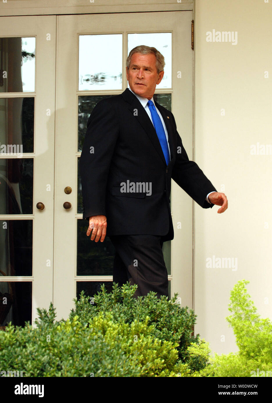 Le président américain George W. Bush arrive à discuter de l'imminente crise hypothécaire dans la roseraie de la Maison Blanche le 31 août 2007. (Photo d'UPI/Roger L. Wollenberg) Banque D'Images