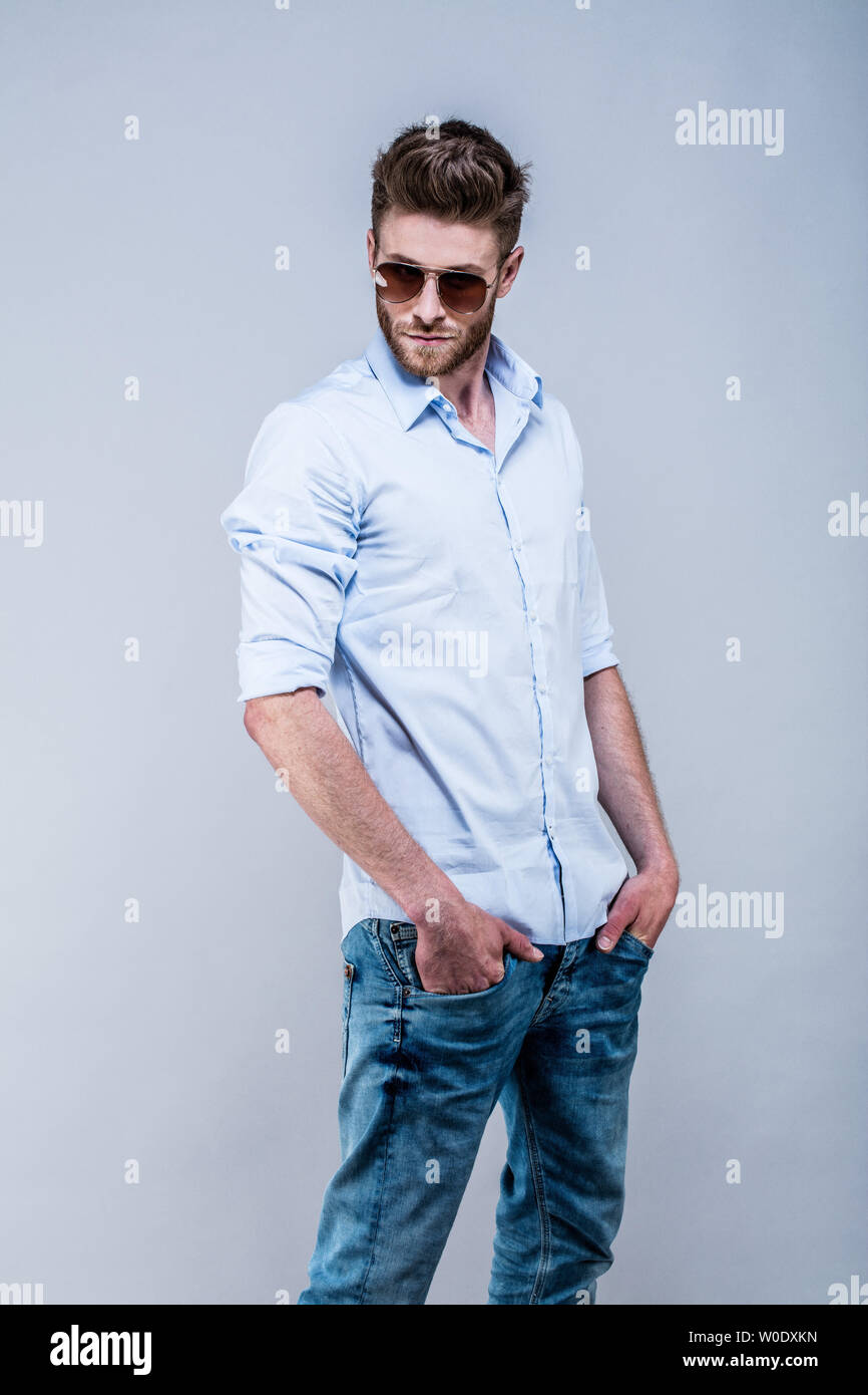 Jeune homme debout en chemise, de profil, les mains dans les poches, tête  sur le côté Photo Stock - Alamy