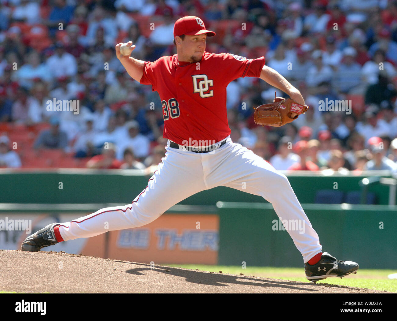 Nationals de Washington le lanceur partant Joel Hanrahan lance contre les Phillies de Philadelphie au RFK Stadium de Washington le 23 septembre 2007. C'est le jeu final le tiers permettra de jouer à Robert F. Kennedy Memorial Stadium comme leur nouveau stade va ouvrir la saison prochaine. (Photo d'UPI/Roger L. Wollenberg) Banque D'Images