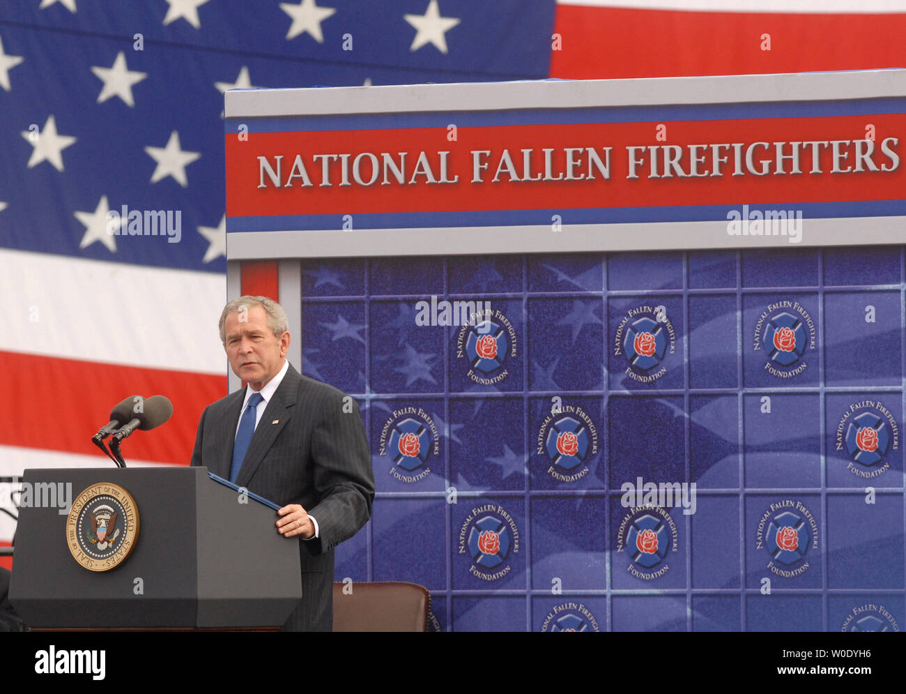 Le président américain George W. Bush prononce une allocution à la Commission nationale des pompiers morts en service commémoratif national des pompiers à la Memorial à Emmitsburg, Maryland, le 7 octobre 2007. Le service national des pompiers honorés 87 qui est mort en service en 2006. (UPI Photo/Kevin Dietsch) Banque D'Images