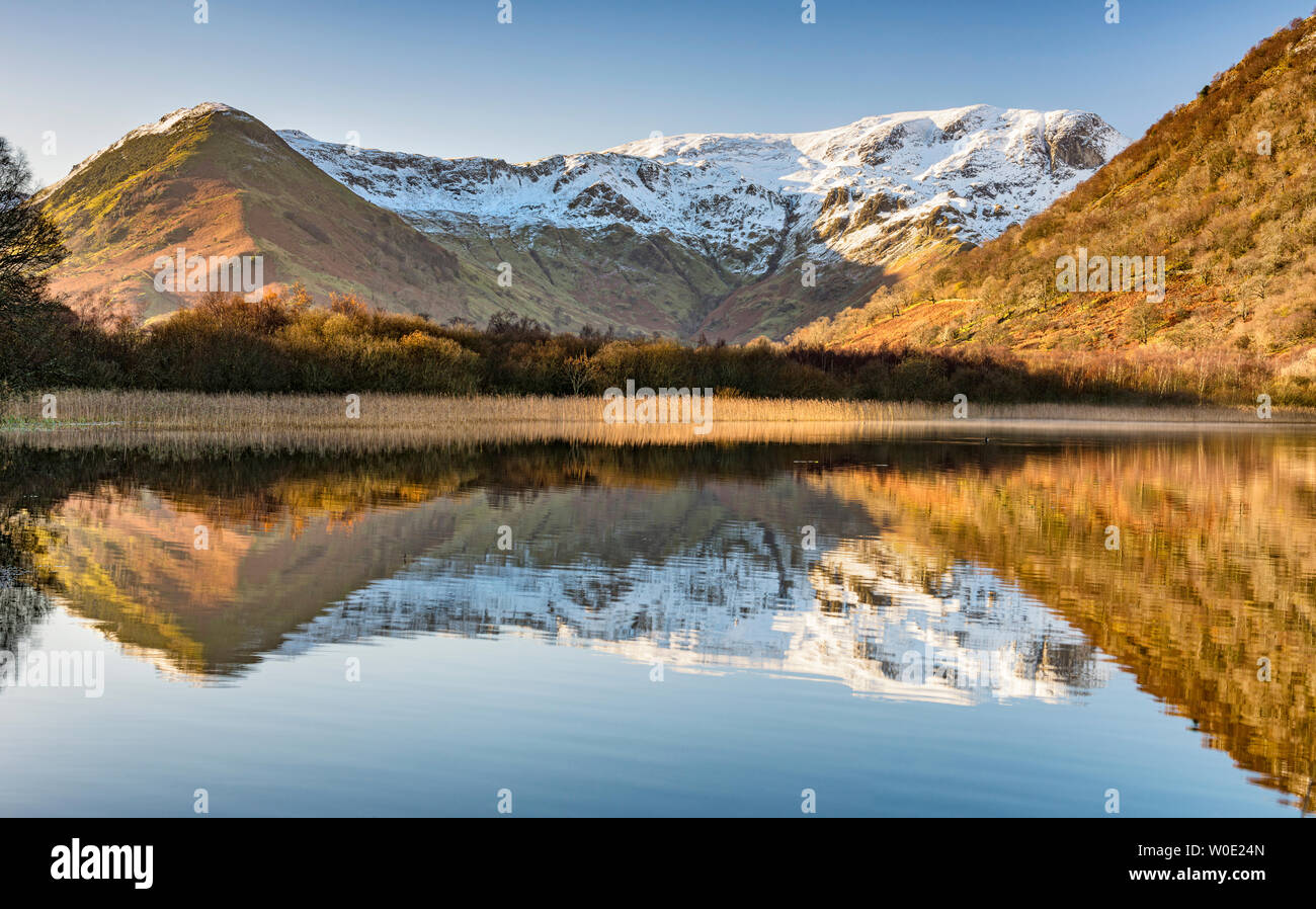 Soleil d'automne sur les Frères de l'eau dans le Lake District Banque D'Images