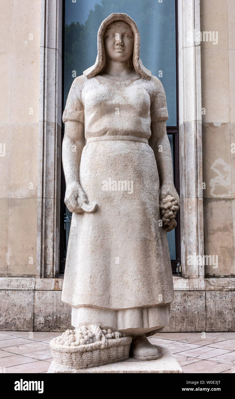 France, 16ème arrondissement de Paris, Palais de Tokyo, la sculpture de pierre de vigoureux 'La Vendangeuse' (1937) Banque D'Images
