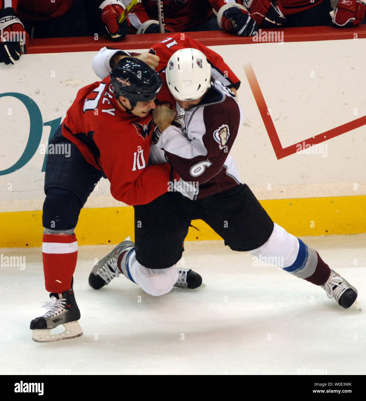 Colorado Avalanche le défenseur Jeff doigt et les Capitals de Washington en avant Matt Bradley s'affrontent au cours de la première période au Verizon Center à Washington le 9 janvier 2008. (Photo d'UPI/Roger L. Wollenberg) Banque D'Images