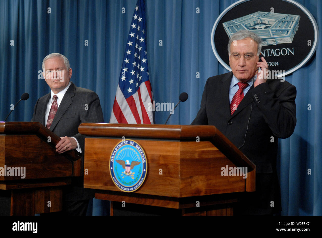 Le secrétaire américain à la Défense Robert Gates (L) et ministre de la Défense Abd al-Qadir al-Mufrij tiendra une conférence de presse au Pentagone en Virginie le 10 janvier 2008. Les deux ont parlé de stratégie militaire et de la sécurité en Iraq. (UPI Photo/Kevin Dietsch) Banque D'Images