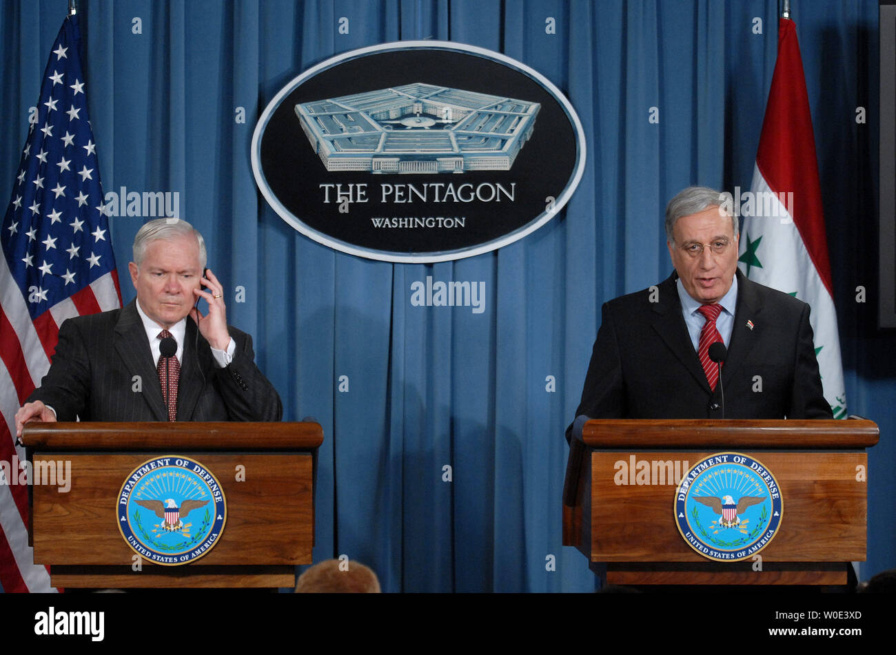 Le secrétaire américain à la Défense Robert Gates (L) et ministre de la Défense Abd al-Qadir al-Mufrij tiendra une conférence de presse au Pentagone en Virginie le 10 janvier 2008. Les deux ont parlé de stratégie militaire et de la sécurité en Iraq. (UPI Photo/Kevin Dietsch) Banque D'Images