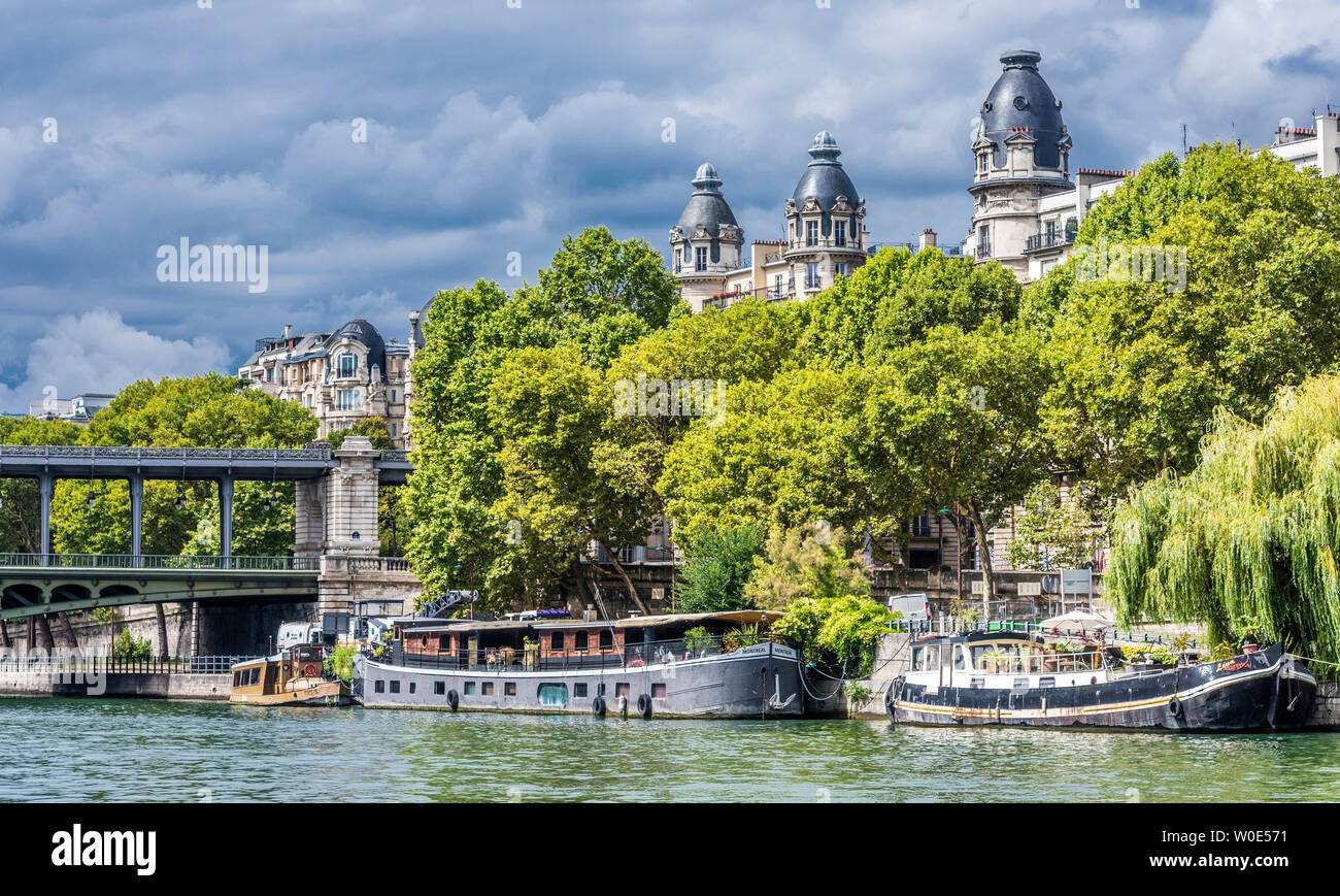 France, 16ème arrondissement de Paris, avenue de New-York à l'pont Bir-Hakeim, résidentiel barges au port Debilly sur la Seine Banque D'Images