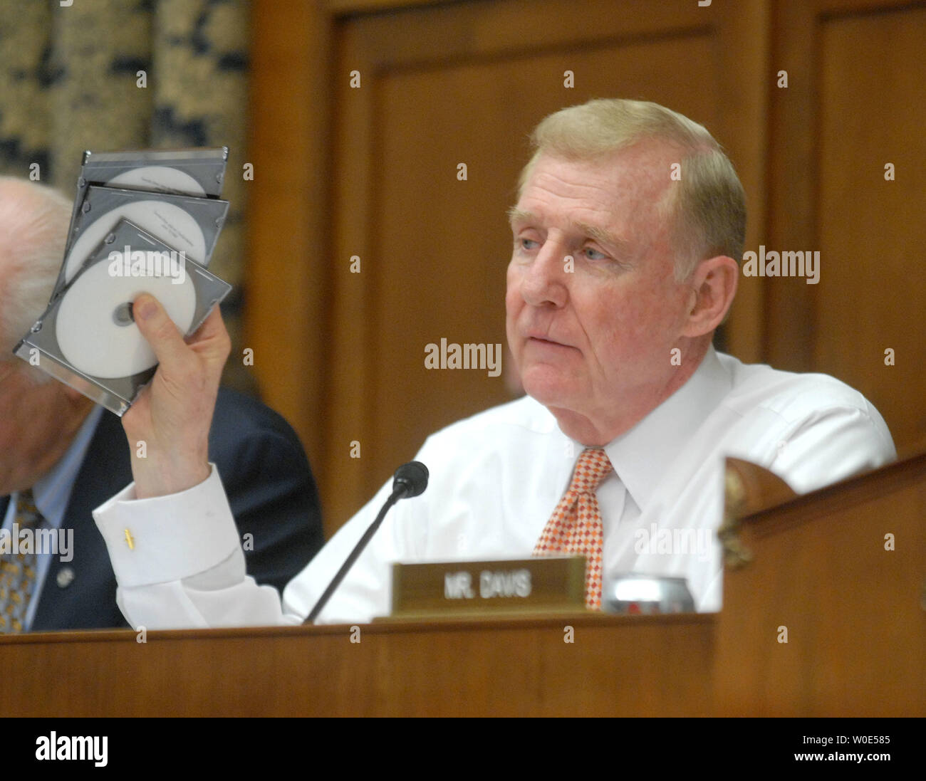 Le représentant Dan Burton (R-D) peut contenir jusqu'copies DVD d'une partie de baseball des Blue Jays en tant qu'il participe à la surveillance de la Chambre et de la réforme de l'Etat audience de comité sur le rapport Mitchell et ses allégations que New York Yankees lanceur Roger Clemens utilisées drogues améliorant la performance sur la colline du Capitole à Washington le 13 février 2008. (UPI Photo/Kevin Dietsch) Banque D'Images