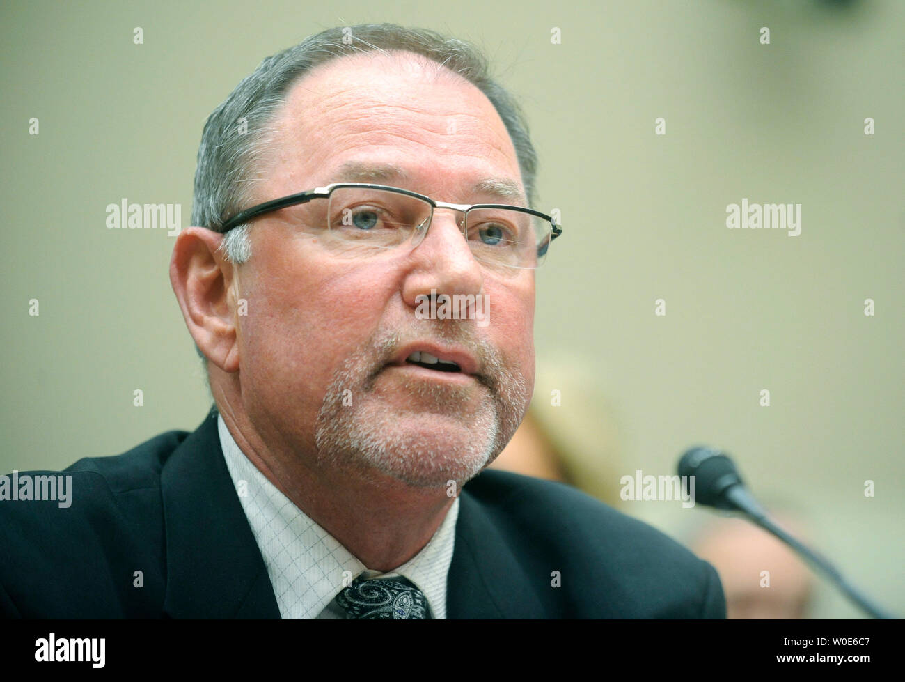 Steven Mendell, Président de marque/Westland Meat Co., témoigne devant un comité de l'énergie et du Commerce sur la défaillance réglementaire dans l'industrie de transformation des viandes à Washington le 12 mars 2008. Le ministère de l'Agriculture a récemment annoncé que la marque/société de conditionnement de viande Westland a été rappelant 143 millions de livres de viande, à la suite d'une bande d'ouvriers d'usine d'abattage de bovins en forçant impropres. (UPI Photo/Kevin Dietsch) Banque D'Images