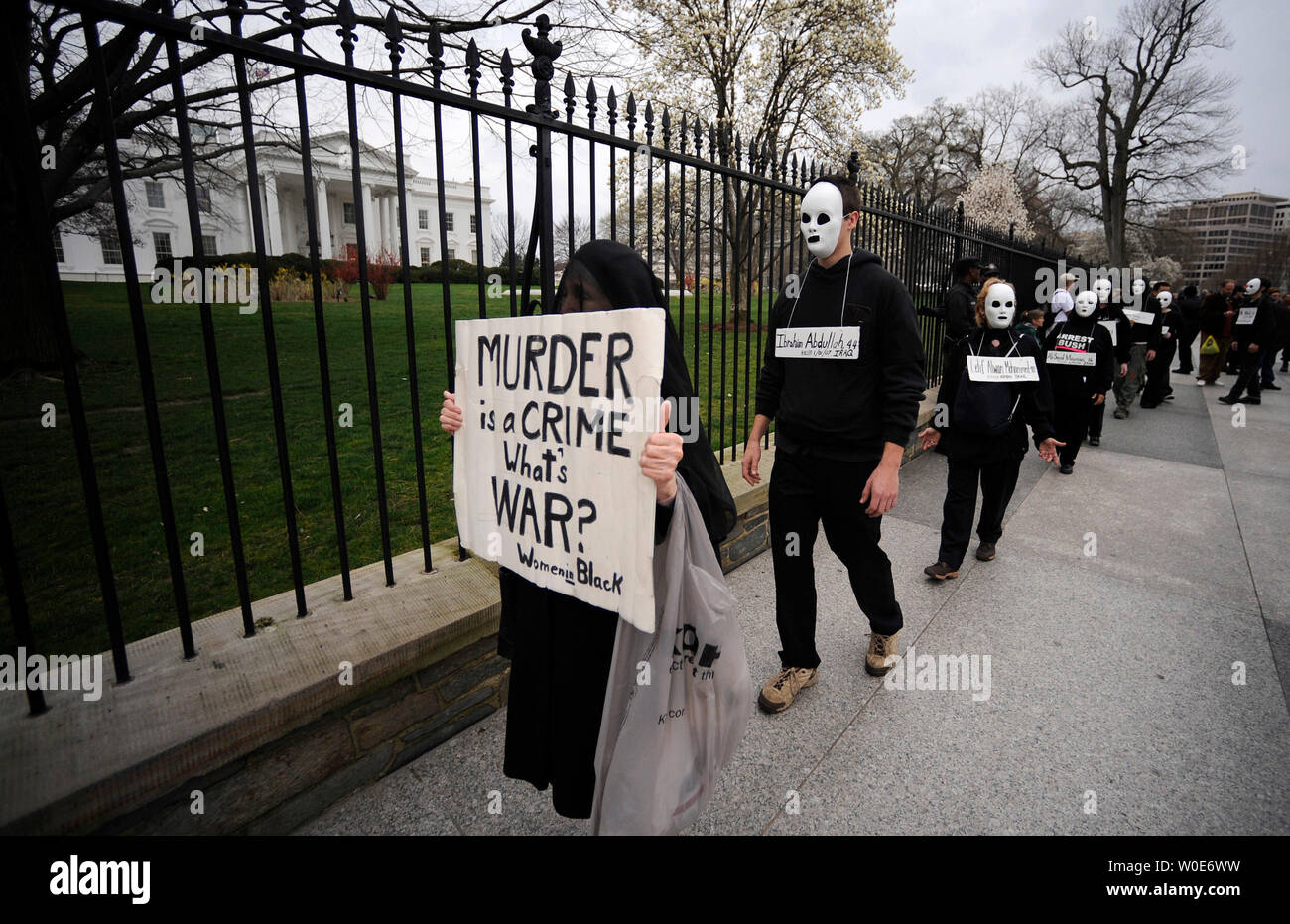 L'activiste anti-guerre organiser une veillée silencieuse contre la guerre en Irak, en face de la Maison Blanche à Washington le 19 mars 2008. Les manifestants sont descendus dans la rue aujourd'hui à travers le pays et à Washington pour protester contre le 5e anniversaire de l'invasion américaine en Irak. (UPI Photo/Kevin Dietsch) Banque D'Images