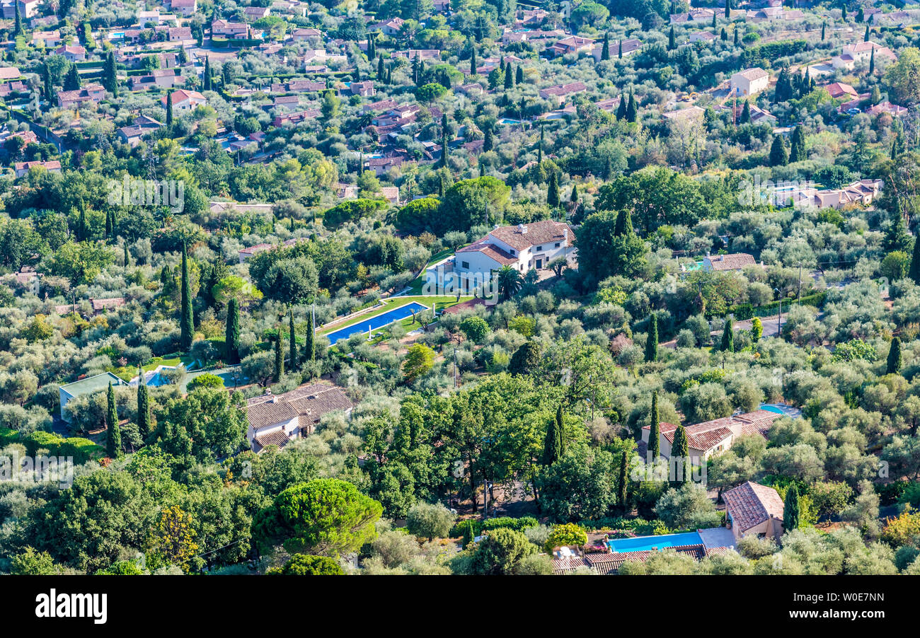France, Provence-Alpes-Côte-d'Azur, Alpes-Maritimes, villas avec piscine à Cabris Banque D'Images