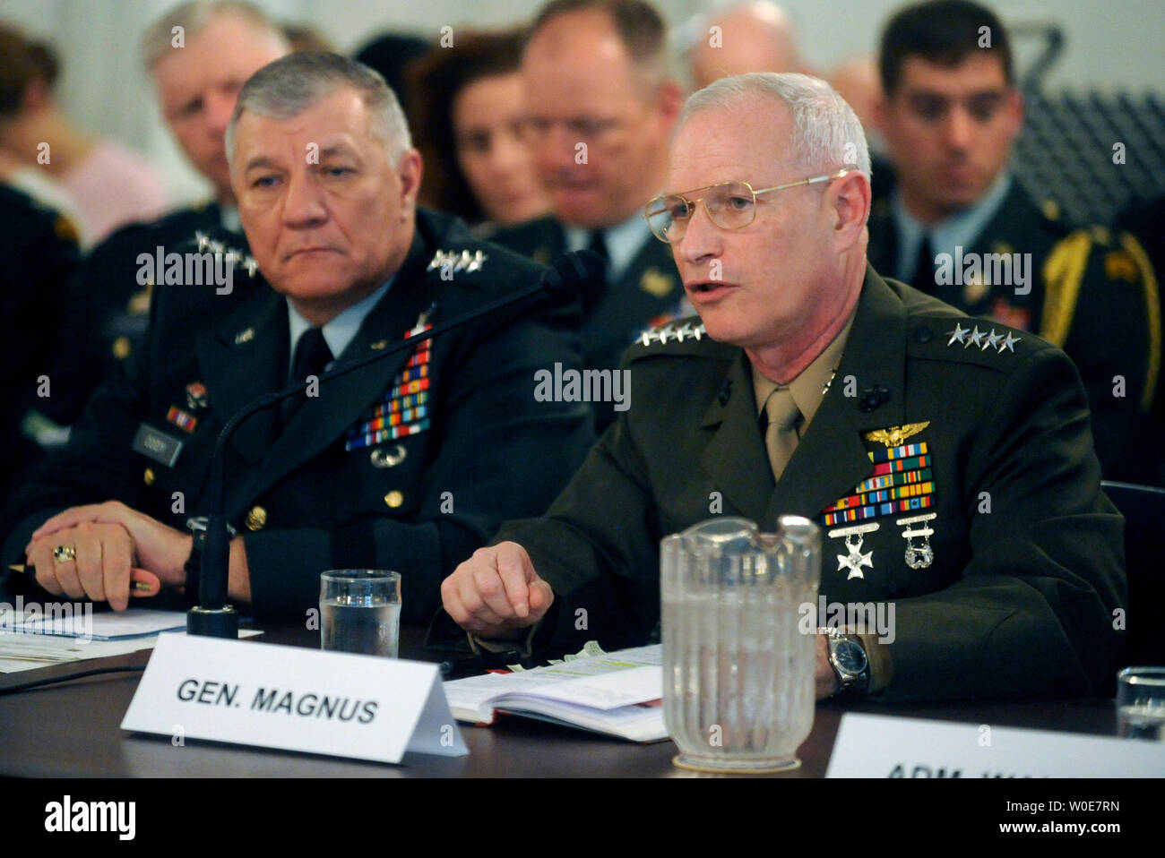 Chef d'état-major général Richard Cody (L) et sous-Marine Corps commandant le général Robert Magnus témoigner devant une audience du Comité des forces armées du Sénat sur l'état de préparation actuel de l'armée dans l'examen de la demande d'autorisation de la défense pour l'exercice 2009 et l'avenir du programme de la défense à Washington le 1 avril 2008. (UPI Photo/Kevin Dietsch) Banque D'Images