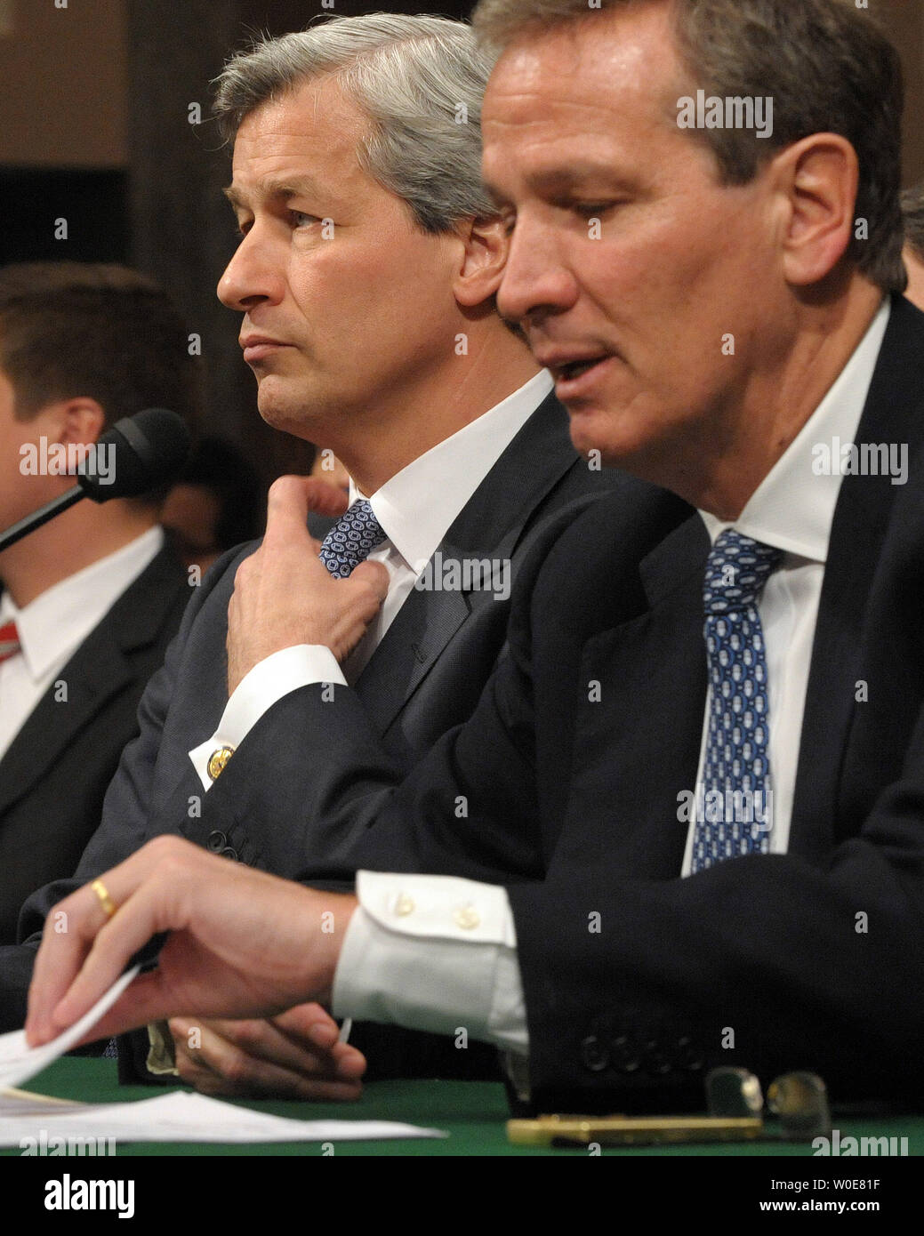 Alan Schwartz, président et chef de la direction de Bear Stearns, (R) et James Dimon, président-directeur général de JPMorgan Chase, témoigner lors d'un comité sénatorial des banques, du logement et des Affaires urbaines Comité audition sur la réponse des organismes de réglementation financière fédérale à des turbulences sur les marchés hypothécaire et de crédit aux États-Unis et la quasi-faillite de Bear Stearns sur la colline du Capitole à Washington le 3 avril 2008. (Photo d'UPI/Roger L. Wollenberg) Banque D'Images