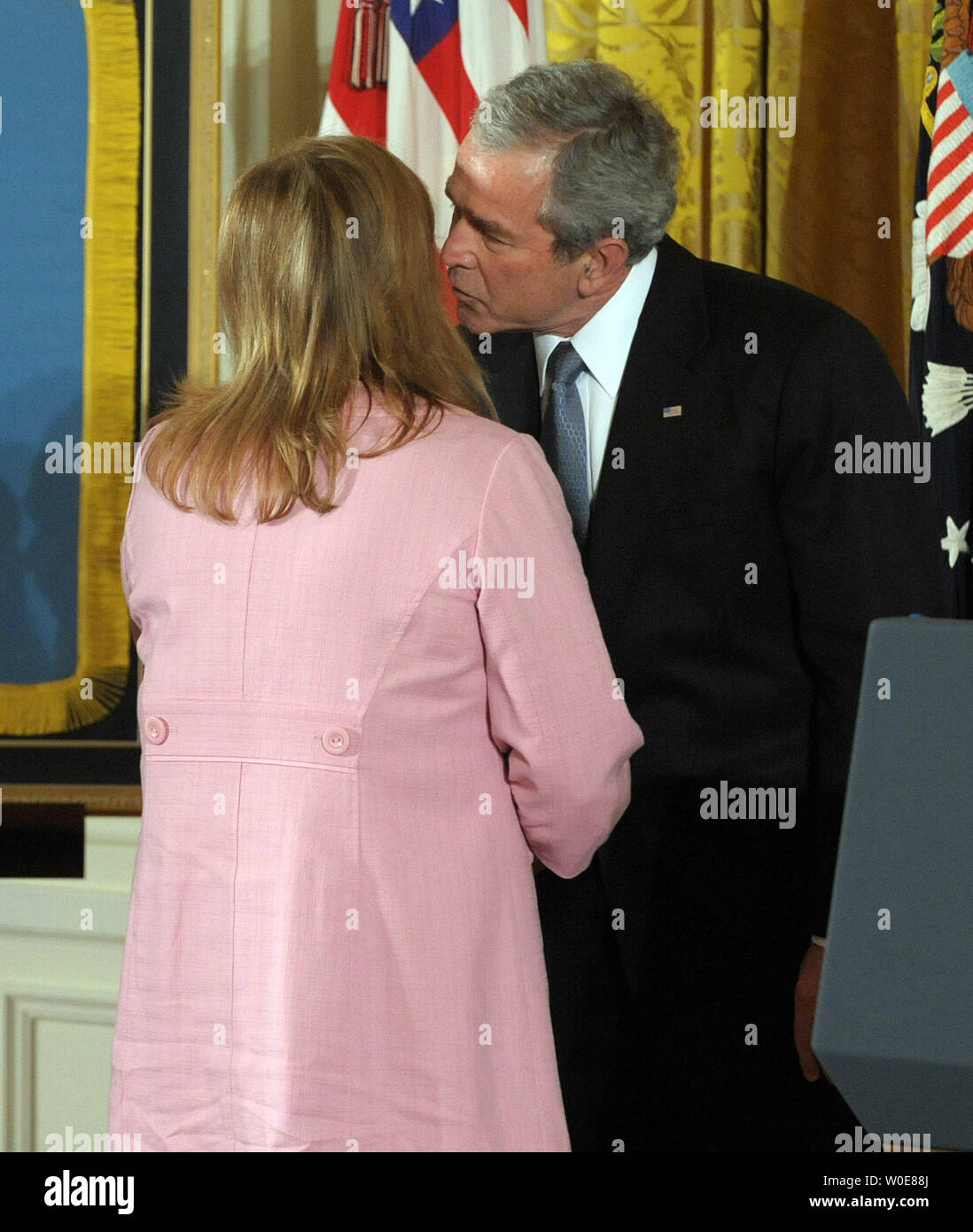 Le président américain George W. Bush le Sally Monsoor, la mère de U.S. Navy SEAL Michael Monsoor, lors d'une cérémonie de remise des prix Michael un médaille d'Honneur à titre posthume dans l'East Room de la Maison Blanche le 8 avril 2008. Monsoor a reçu la médaille après l'utilisation de son corps pour protéger d'autres phoques à partir d'une grenade dans Ar Ramadi, en Irak, le 29 septembre 2006. Il est la quatrième personne à recevoir la plus haute distinction militaire du pays depuis que les États-Unis ont envahi l'Afghanistan et l'Iraq. (Photo d'UPI/Roger L. Wollenberg) Banque D'Images