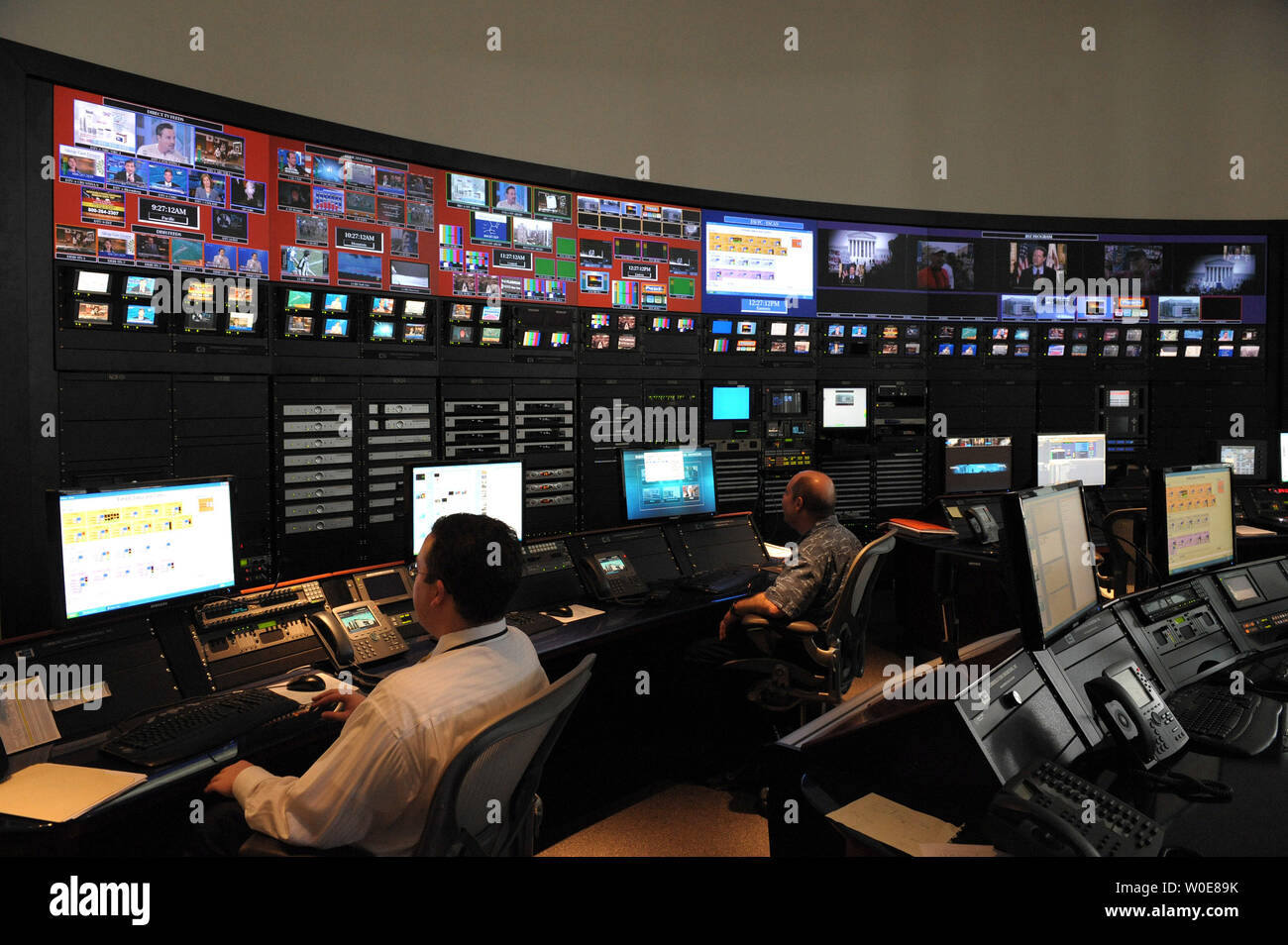 La Master Control Room dans les nouveaux téléviseurs, contrôles Newseum fini l'éclairage, les films et autres appareils électroniques installés dans le musée à Washington le 8 avril 2008. Le National Mall est plus nouveau musée sera ouvert au public le 11 avril. (Photo d'UPI/Roger L. Wollenberg) Banque D'Images