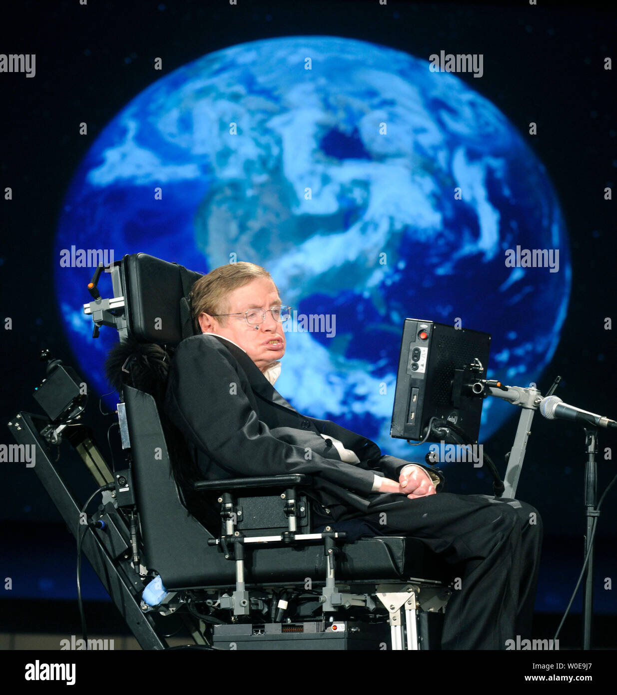 Stephen Hawking, astro-physicien et professeur à l'Université de Cambridge, offre une conférence intitulée "Pourquoi nous aller dans l'espace" comme une partie d'une série de conférences en l'honneur du 50e anniversaire de la NASA, à la George Washington University à Washington le 21 avril 2008. Hawking a parlé sur les avantages de l'espace Voyage et dit que nous devrions être activement parcourant une colonie sur la lune et un poste de mission pour Mars. (UPI Photo/Kevin Dietsch) Banque D'Images