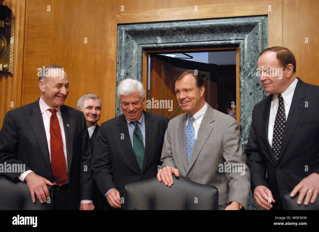 (L à R) Sen. Chuck Schumer (D-NY), le sénateur Jack Reed (D-RI), Président du Comité des banques, du logement et des Affaires urbaines Comité Sén. Chris Dodd (D-CT), Président de la Securities and Exchange Commission, Christopher Cox et le sénateur Richard Shelby (R-AL) arriver à un comité sénatorial des banques, du logement et des Affaires urbaines Comité audition sur la récente crise sur les marchés du crédit aux États-Unis et le rôle des agences de notation sur la colline du Capitole à Washington le 22 avril 2008. (Photo d'UPI/Alexis C. Glenn) Banque D'Images