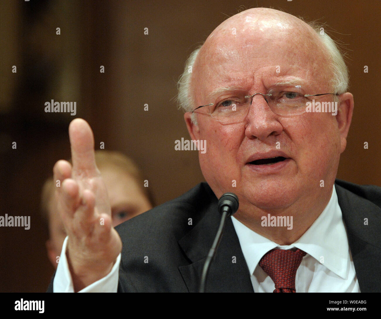 Le Secrétaire de l'Énergie Samuel W. Bodman témoigne devant le comité sénatorial de l'énergie et de l'eau Crédits Développement audience du sous-comité sur la restructuration du Ministère de l'énergie du programme FutureGen sur la colline du Capitole à Washington le 8 mai 2008. FutureGen est une initiative d'équiper plusieurs nouvelles centrales au charbon propre à un stade avancé de la technologie de captage et de stockage. (Photo d'UPI/Roger L. Wollenberg) Banque D'Images