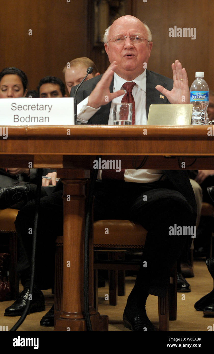 Le Secrétaire de l'Énergie Samuel W. Bodman témoigne devant le comité sénatorial de l'énergie et de l'eau Crédits Développement audience du sous-comité sur la restructuration du Ministère de l'énergie du programme FutureGen sur la colline du Capitole à Washington le 8 mai 2008. FutureGen est une initiative d'équiper plusieurs nouvelles centrales au charbon propre à un stade avancé de la technologie de captage et de stockage. (Photo d'UPI/Roger L. Wollenberg) Banque D'Images