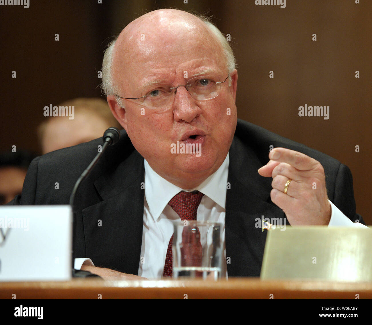 Le Secrétaire de l'Énergie Samuel W. Bodman témoigne devant le comité sénatorial de l'énergie et de l'eau Crédits Développement audience du sous-comité sur la restructuration du Ministère de l'énergie du programme FutureGen sur la colline du Capitole à Washington le 8 mai 2008. FutureGen est une initiative d'équiper plusieurs nouvelles centrales au charbon propre à un stade avancé de la technologie de captage et de stockage. (Photo d'UPI/Roger L. Wollenberg) Banque D'Images