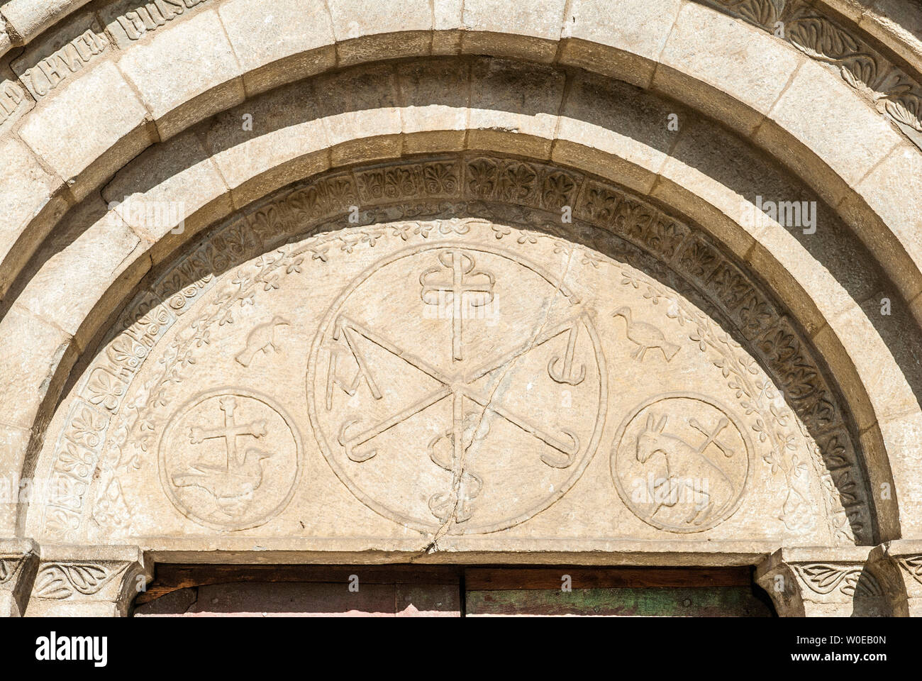 France, Parc National des Pyrénées, Val d'Azun, à Aucun, Roman grande porte de l'église (classée monument historique, l'appellation française accordée à certains sites du patrimoine national), chrismons entouré par l'agneau pascal et les oiseaux Banque D'Images France, Parc National des Pyrénées, Val d'Azun, à Aucun, Roman grande porte de l'église (classée monument historique, l'appellation française accordée à certains sites du patrimoine national), chrismons entouré par l'agneau pascal et les oiseaux Banque D'Images