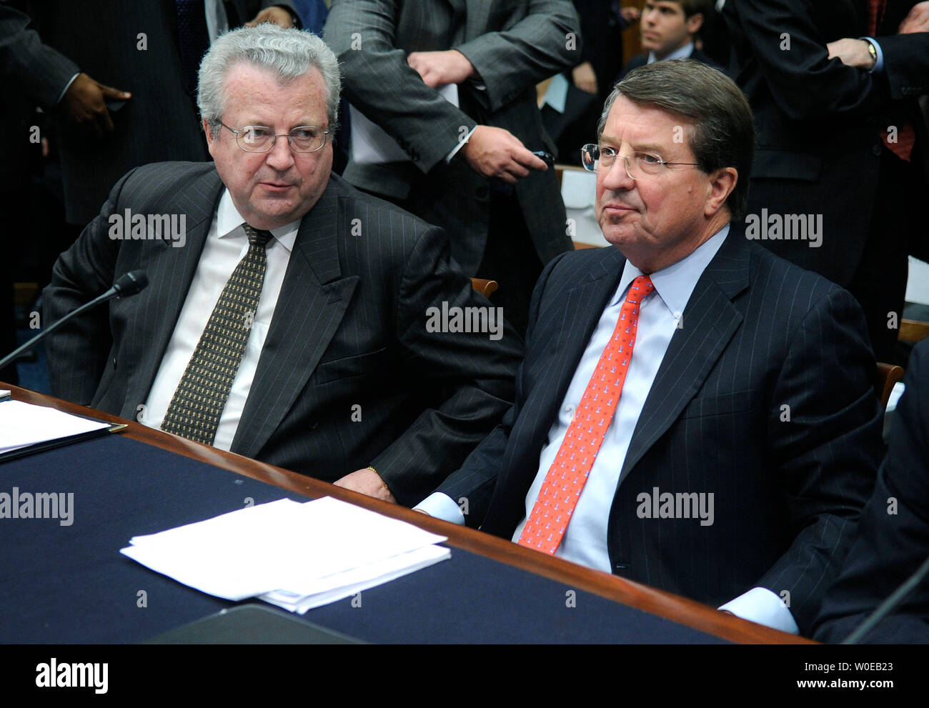 John Hofmeister (L), président de la société pétrolière Shell, est assis à côté de Peter Robertson, vice-président de Chevron Corporation, le Comité judiciaire de la Chambre au cours d'une audition sur la hausse du prix du pétrole à Washington le 22 mai 2008. (UPI Photo/Kevin Dietsch) Banque D'Images