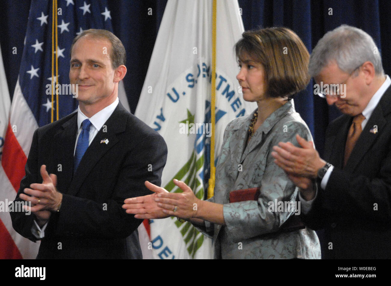 (L à R) Steven Preston, nouveau directeur du département américain du logement et du développement urbain, la femme de Preston et Molly, Chef de Cabinet de la Maison Blanche Josh Bolten regardez sur Preston's au cours d'assermentation à Washington le 6 juin 2008. (Photo d'UPI/Alexis C. Glenn) Banque D'Images