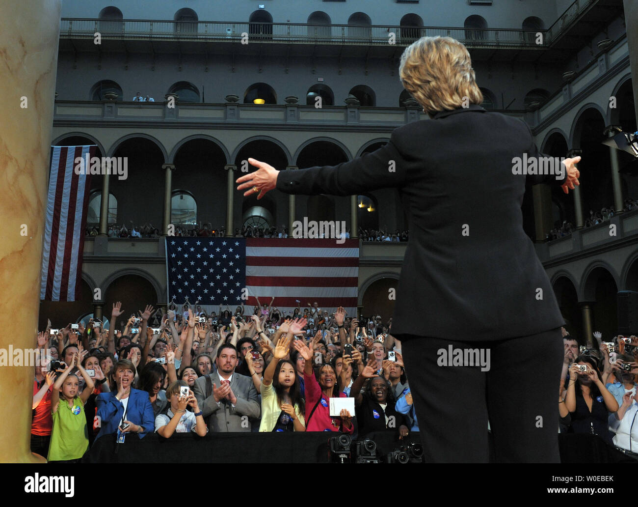 La Sénatrice Hillary Rodham Clinton, D-NY, salue des partisans après leur dire elle est formellement la suspension de sa campagne pour le président le 7 juin 2008. Clinton a appuyé Barack Obama pour le parti démocrate est président désigné et a demandé à ses partisans de faire tout leur possible pour mettre Obama dans la Maison Blanche. (Photo d'UPI/Roger L. Wollenberg) Banque D'Images