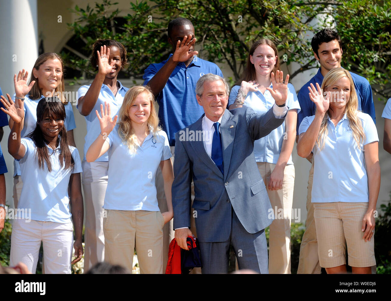 Le président américain George W. Bush et les membres de l'United States 2008 Jeux olympiques et paralympiques d'été de l'onde des équipes lors d'une cérémonie tenue dans le jardin de roses à la Maison Blanche à Washington le 21 juillet 2008. Bush a salué les membres de l'équipes comme il leur a souhaité bonne chance aux Jeux Olympiques de 2008. (UPI Photo/Kevin Dietsch) Banque D'Images