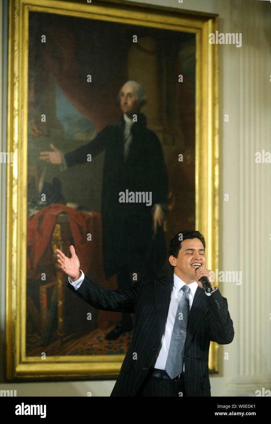 Musicien colombien Jorge Celedon réalise pour le président américain George W. Bush lorsqu'il est sous la direction de Gilbert Stuart's portrait de George Washington au cours d'une célébration du Jour de l'indépendance colombienne dans l'East Room à la Maison Blanche à Washington le 22 juillet 2008. (UPI Photo/Kevin Dietsch) Banque D'Images