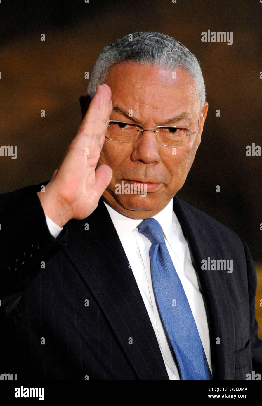 L'ancien secrétaire d'Etat Le Général Colin Powell, salue les membres du 24e Régiment d'infanterie, les soldats de Buffalo, alors qu'il prononce une allocution lors d'une cérémonie commémorant le 60e anniversaire de l'intégration de l'armée américaine services dans le Capitole à Washington le 23 juillet 2008. (UPI Photo/Kevin Dietsch) Banque D'Images