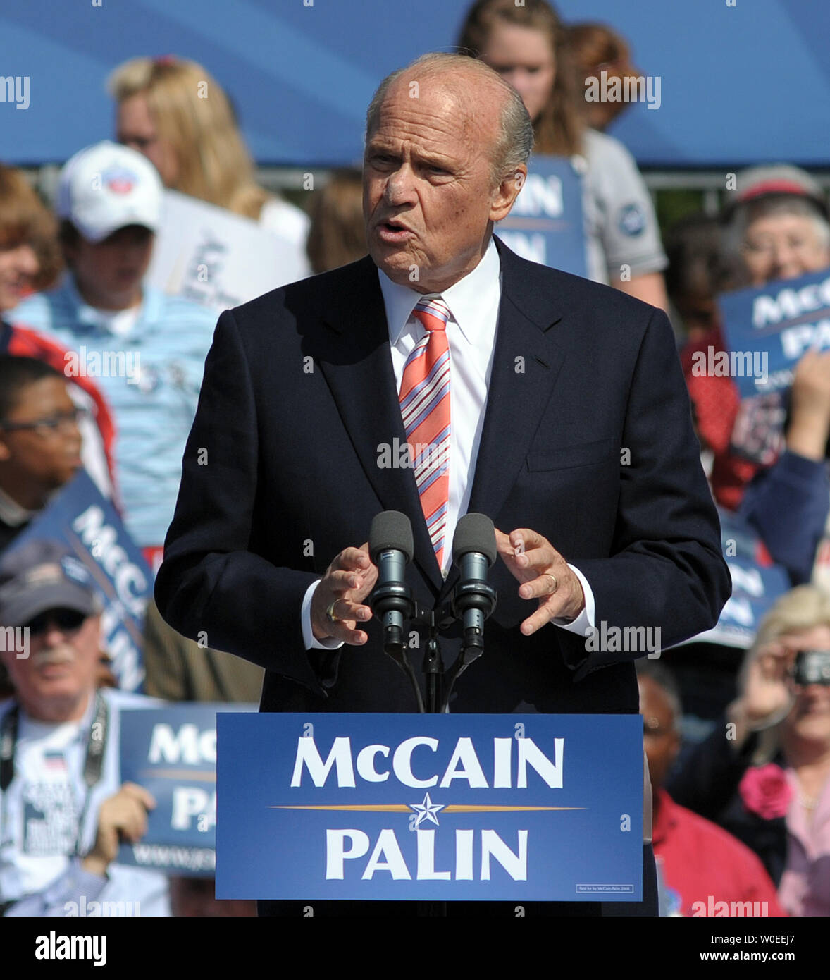 L'ancien sénateur Fred Thompson (R-TN) parle avant le candidat présidentiel républicain le sénateur John McCain (AZ), et à la vice-présidence du gouvernement de l'Alaska prête-nom. Sarah Palin s'affichent ensemble à un rassemblement électoral à Fairfax, Virginie, le 10 septembre 2008. (Photo d'UPI/Roger L. Wollenberg) Banque D'Images