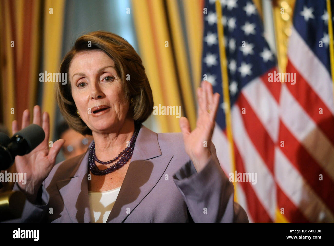 Le président de la Chambre Nancy Pelosi (D-CA) parle au sujet de la prochaine Chambre vote sur la sécurité énergétique globale et Loi sur la protection des consommateurs à Washington le 16 septembre 2008. Le projet de loi serait déjà ouvert des zones réglementées pour le forage en mer et de fournir des incitatifs en matière d'énergie renouvelable. (UPI Photo/Kevin Dietsch) Banque D'Images