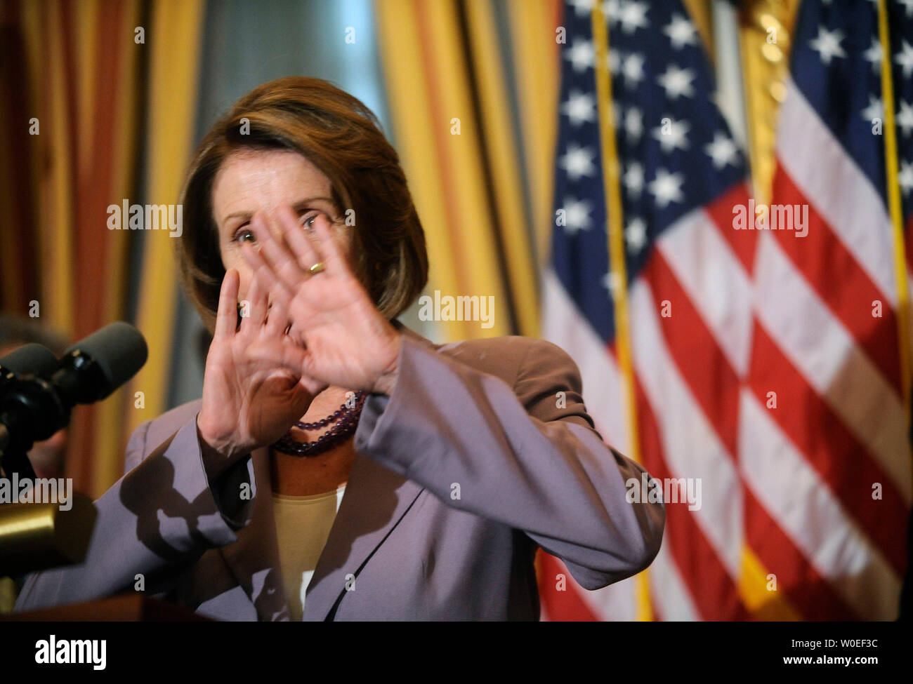 Le président de la Chambre Nancy Pelosi (D-CA) parle au sujet de la prochaine Chambre vote sur la sécurité énergétique globale et Loi sur la protection des consommateurs à Washington le 16 septembre 2008. Le projet de loi serait déjà ouvert des zones réglementées pour le forage en mer et de fournir des incitatifs en matière d'énergie renouvelable. (UPI Photo/Kevin Dietsch) Banque D'Images