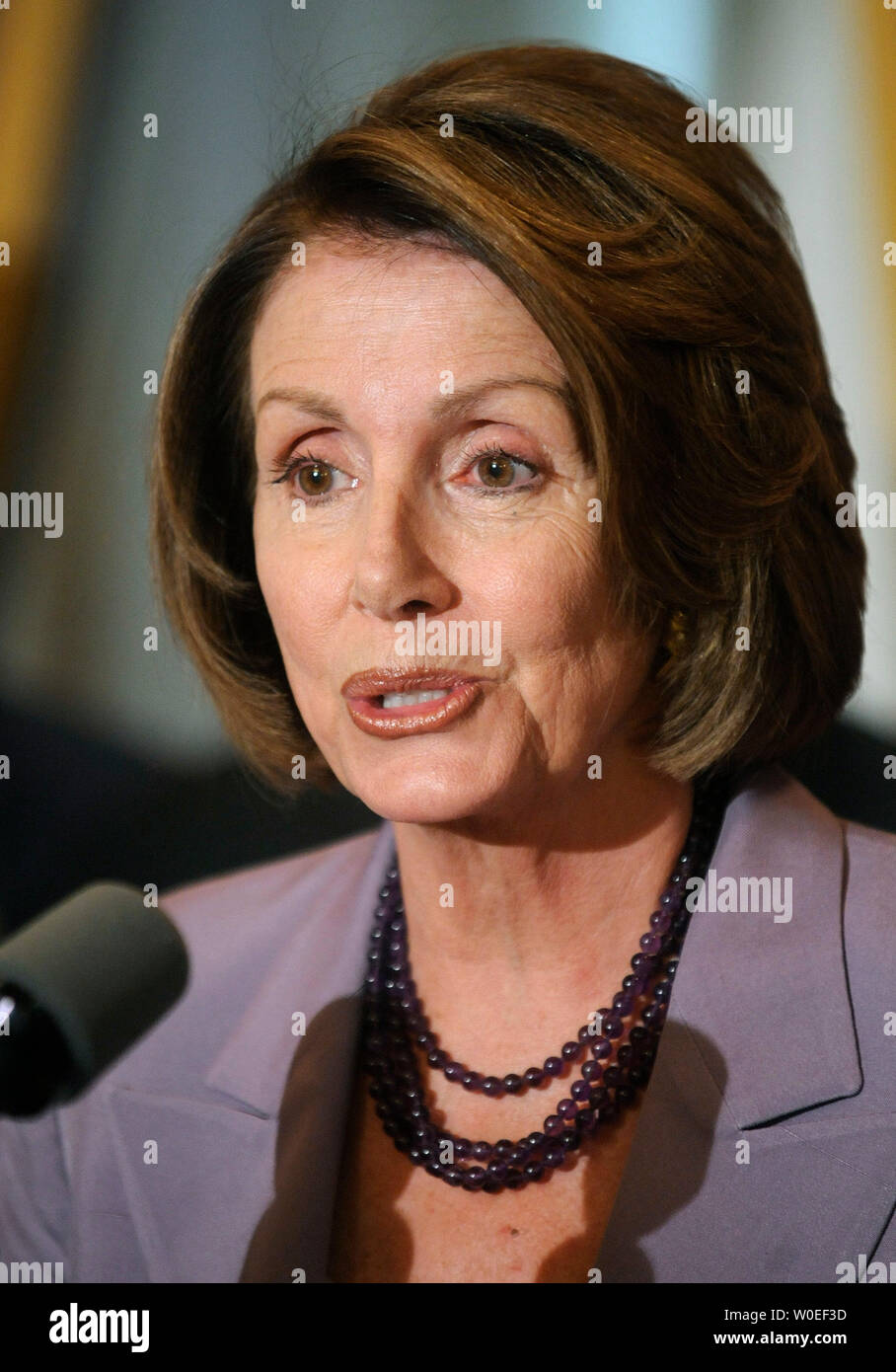 Le président de la Chambre Nancy Pelosi (D-CA) parle au sujet de la prochaine Chambre vote sur la sécurité énergétique globale et Loi sur la protection des consommateurs à Washington le 16 septembre 2008. Le projet de loi serait déjà ouvert des zones réglementées pour le forage en mer et de fournir des incitatifs en matière d'énergie renouvelable. (UPI Photo/Kevin Dietsch) Banque D'Images