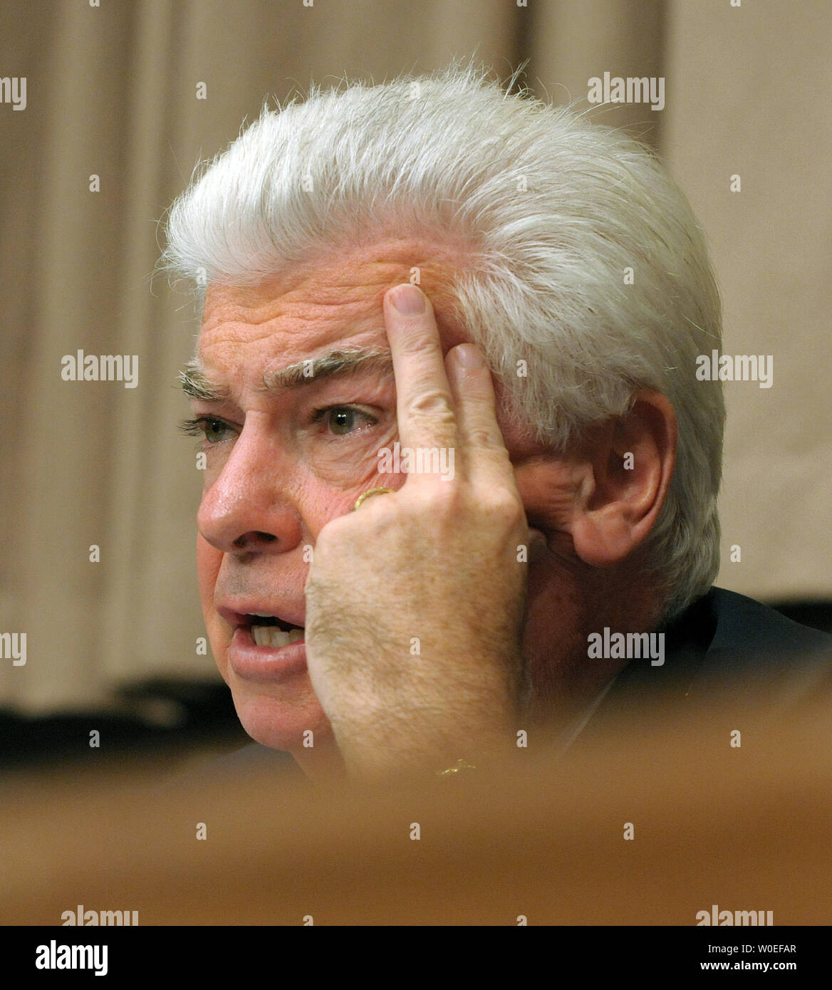 Président du Comité des banques, du logement et des Affaires urbaines Comité Le sénateur Christopher Dodd, D-CT, préside une audience sur les crises auxquels les banques d'investissement et d'autres institutions financières sur la colline du Capitole à Washington le 23 septembre 2008. Le Congrès examine actuellement un projet de renflouement de 700 milliards de dollars par l'administration Bush. (Photo d'UPI/Roger L. Wollenberg) Banque D'Images