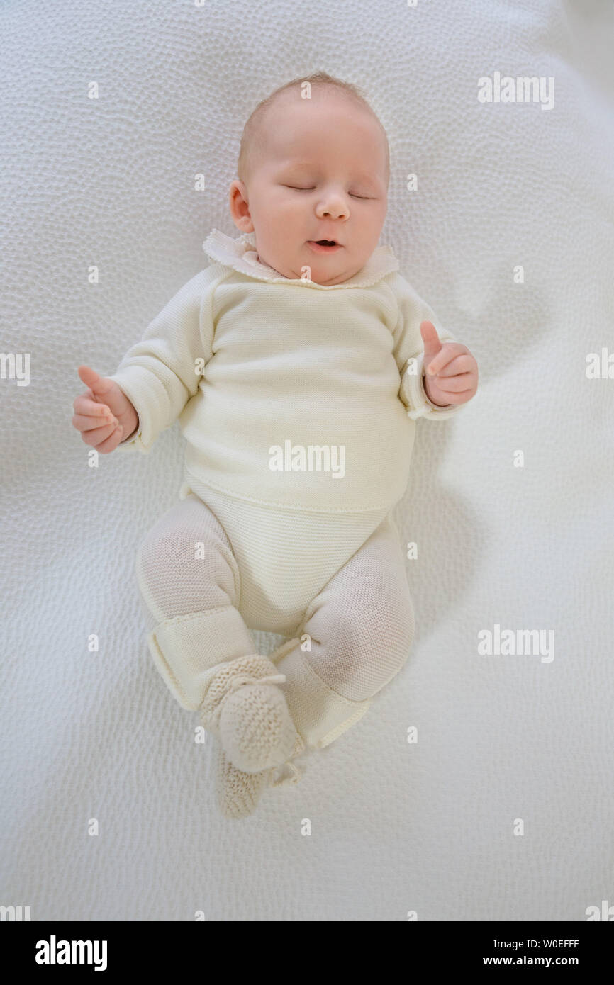 Vue De Dessus D Un Jeune Bebe 2 Mois Avec La Bouche En Cœur De Dormir Sur Un Lit Blanc Photo Stock Alamy
