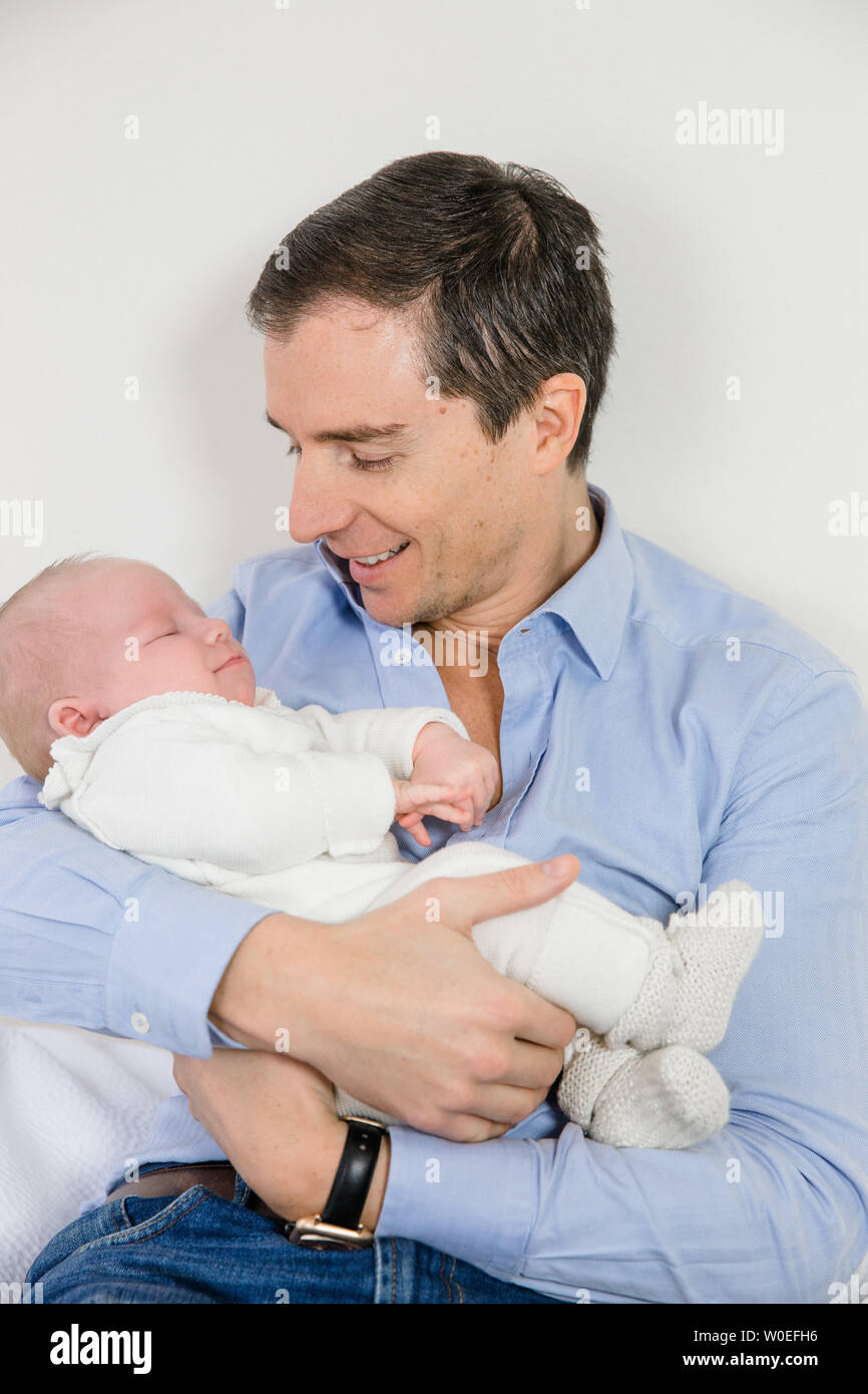 Tendery Jeune Papa Portant Son Bebe De 2 Mois Dans Ses Bras Photo Stock Alamy Tendery Jeune Papa Portant Son Bebe De 2 Mois Dans Ses Bras Photo Stock Alamy