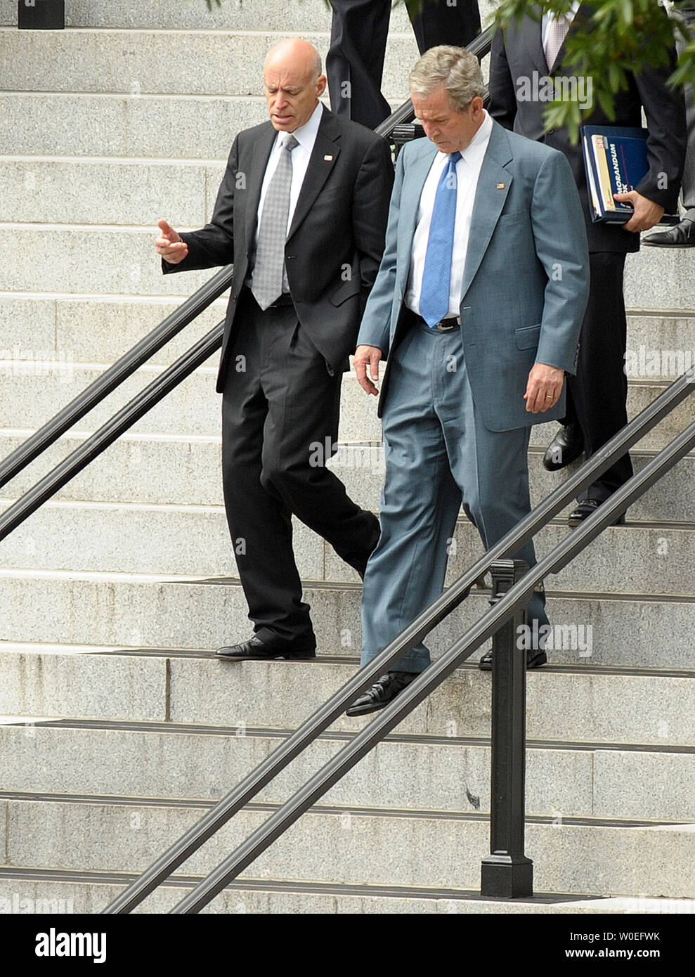 Le président américain George W. Bush et Ed Lazear, Président de son Conseil des Conseillers économiques, (L) de marche de l'Eisenhower Executive Office Building retour à l'aile ouest de la Maison Blanche après une rencontre avec les dirigeants d'entreprise à Washington le 2 octobre 2008. Hier, le Sénat a adopté un projet de loi soutenu par l'administration Bush visant à aider à stabiliser l'hypothèque et l'industrie bancaire en fournissant des liquidités et de prendre de mauvais prêts. Demain, la Chambre vote sur la mesure. (Photo d'UPI/Roger L. Wollenberg) Banque D'Images