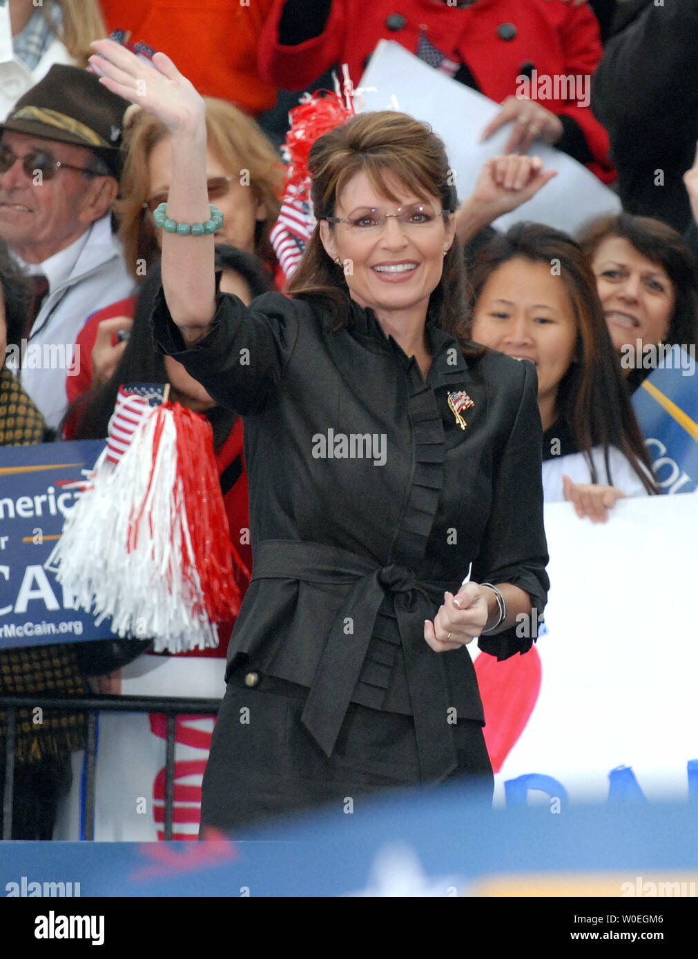 Candidat républicain à la vice-présidence du gouvernement de l'Alaska. Campagnes de Sarah Palin pour elle-même et candidat républicain le sénateur John McCain (AZ) à un rassemblement à Leesburg, en Virginie, le 27 octobre 2008. (Photo d'UPI/Roger L. Wollenberg) Banque D'Images