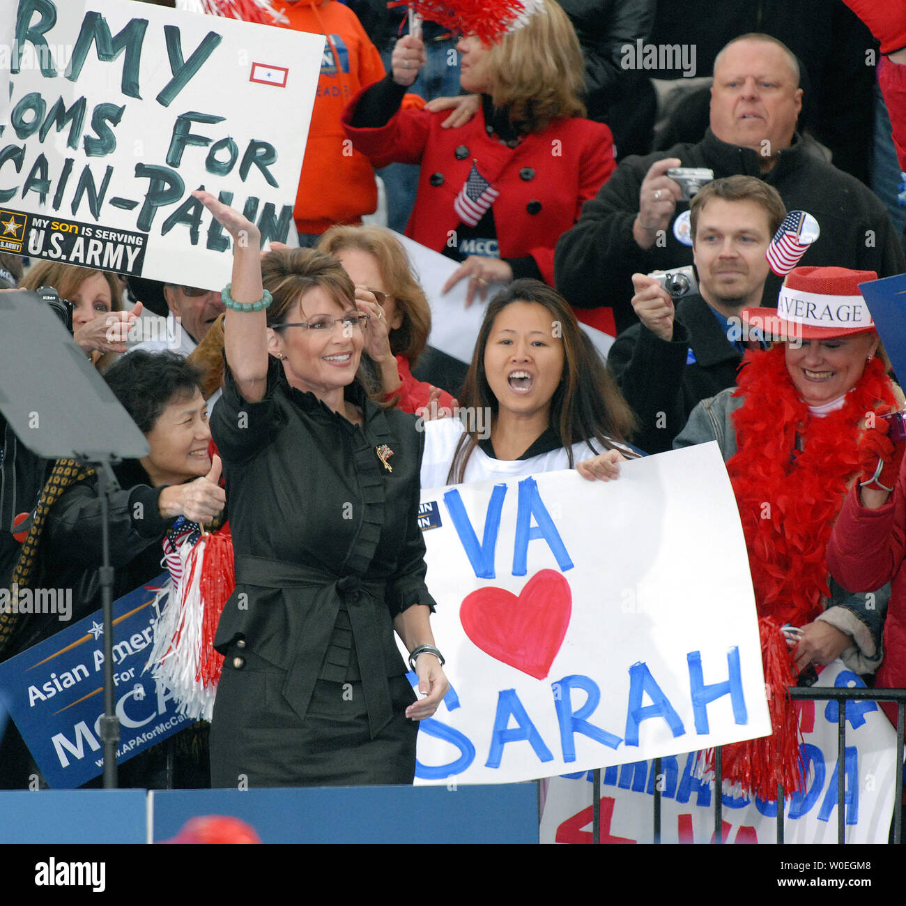 Candidat républicain à la vice-présidence du gouvernement de l'Alaska. Campagnes de Sarah Palin pour elle-même et candidat républicain le sénateur John McCain (AZ) à un rassemblement à Leesburg, en Virginie, le 27 octobre 2008. (Photo d'UPI/Roger L. Wollenberg) Banque D'Images