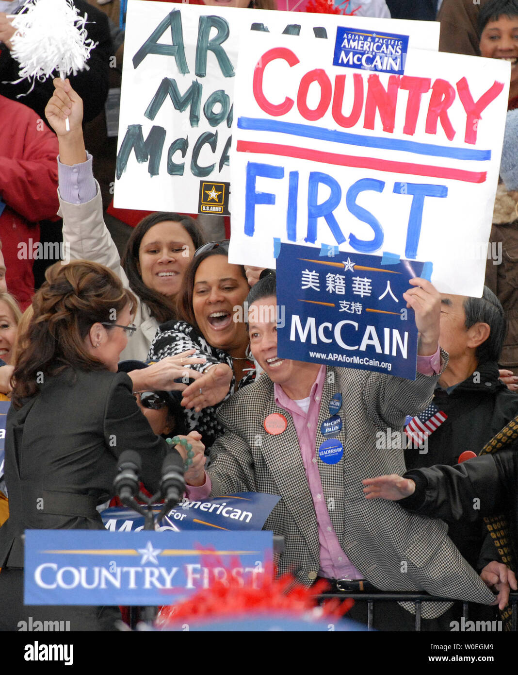 Candidat républicain à la vice-présidence du gouvernement de l'Alaska. Campagnes de Sarah Palin pour elle-même et candidat républicain le sénateur John McCain (AZ) à un rassemblement à Leesburg, en Virginie, le 27 octobre 2008. (Photo d'UPI/Roger L. Wollenberg) Banque D'Images
