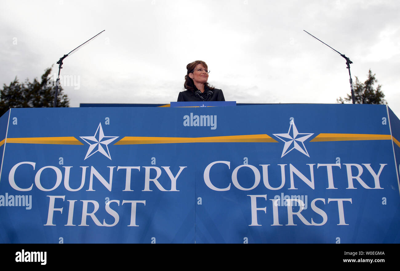 Candidat républicain à la vice-présidence du gouvernement de l'Alaska. Campagnes de Sarah Palin pour elle-même et candidat républicain le sénateur John McCain (AZ) à un rassemblement à Leesburg, en Virginie, le 27 octobre 2008. (Photo d'UPI/Roger L. Wollenberg) Banque D'Images