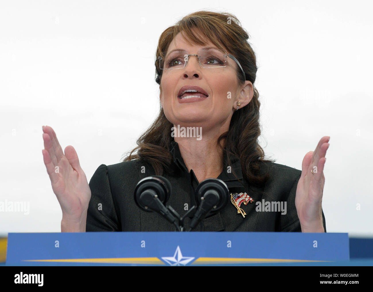 Candidat républicain à la vice-présidence du gouvernement de l'Alaska. Campagnes de Sarah Palin pour elle-même et candidat républicain le sénateur John McCain (AZ) à un rassemblement à Leesburg, en Virginie, le 27 octobre 2008. (Photo d'UPI/Roger L. Wollenberg) Banque D'Images