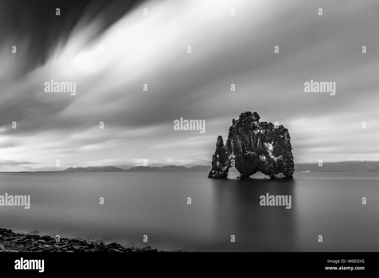 Photographie noir et blanc photographie exposition longue, 377 s, de la célèbre rocher de Hvitserkur, du nord de l'Islande. Pris dans l'été à l'heure bleue. Nuages de Nice, flou, contraste doux figure imaginaire Banque D'Images
