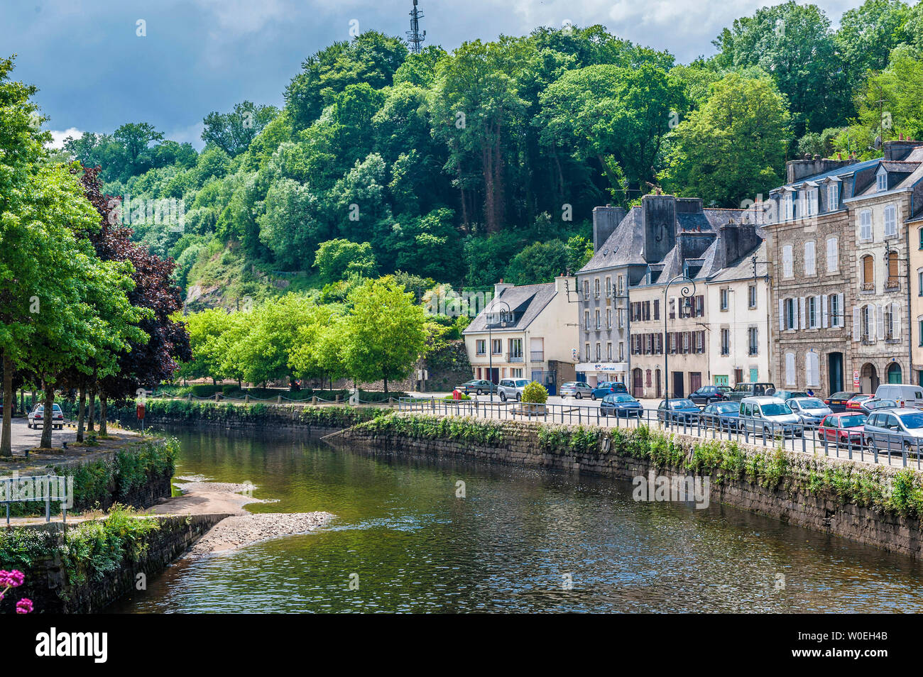 France, Bretagne, Finistère, Quimperlé, maisons sur le quai Brizieux sur la rive de la rivière Lata Banque D'Images