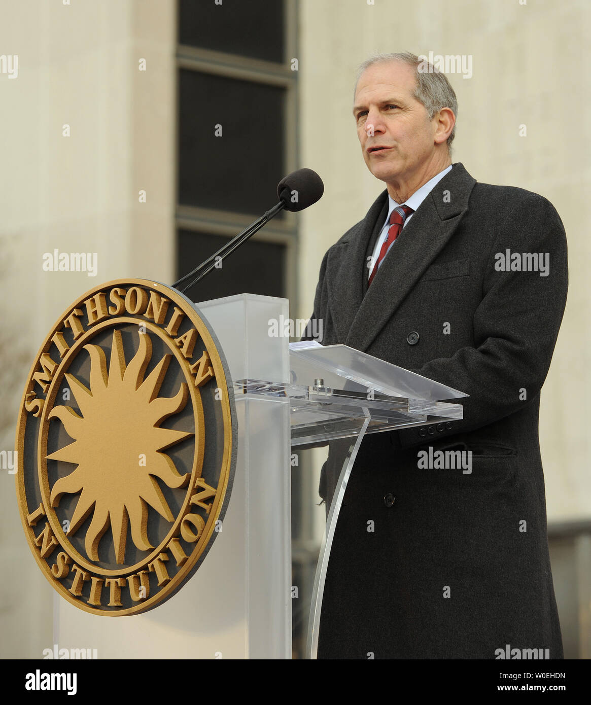 Brent Glass, directeur du musée, prend la parole lors d'une cérémonie pour la réouverture du Musée National d'histoire américaine à Washington le 21 novembre 2008. Le musée, fermé pour rénovation pendant deux ans, a rouvert ses portes au public aujourd'hui. (Photo d'UPI/Roger L. Wollenberg) Banque D'Images
