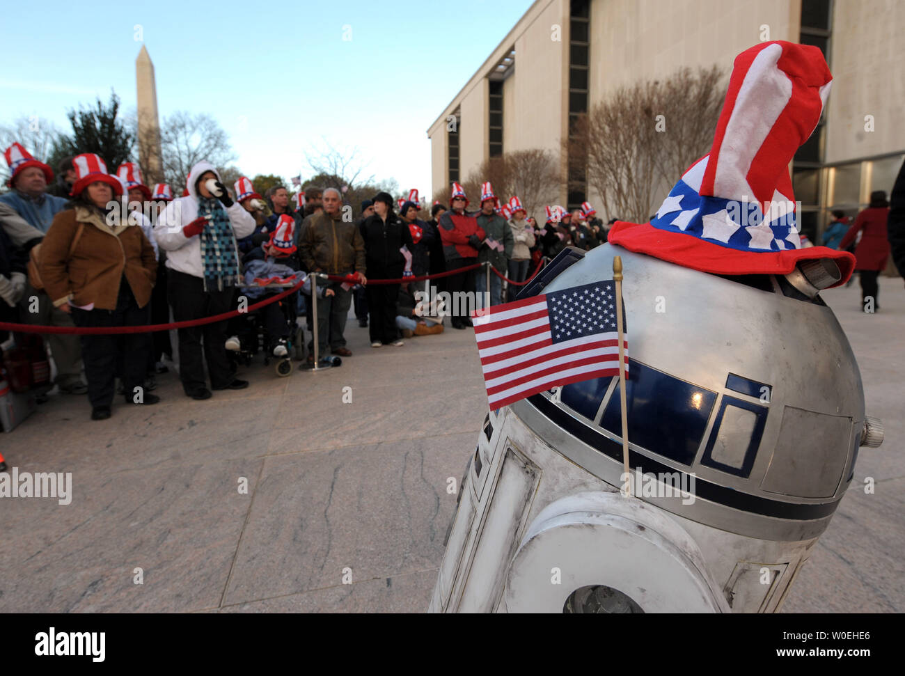 Réplique de Star Wars R2D2 robot divertit les clients lors d'une cérémonie pour la réouverture du Musée National d'histoire américaine à Washington le 21 novembre 2008. Le musée, fermé pour rénovation pendant deux ans, a rouvert ses portes au public aujourd'hui. (Photo d'UPI/Roger L. Wollenberg) Banque D'Images