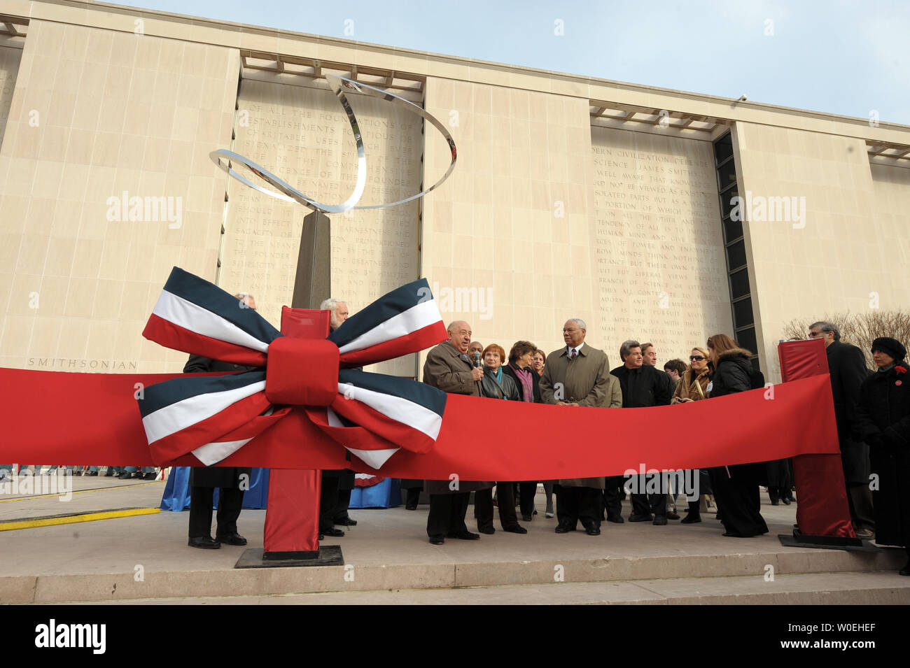 Dignitaires dont Kenneth donateurs Behring et le général Colin Powell, USA (Ret.), participer à une cérémonie au cours d'une cérémonie pour la réouverture du Musée National d'histoire américaine à Washington le 21 novembre 2008. Le musée, fermé pour rénovation pendant deux ans, a rouvert ses portes au public aujourd'hui. (Photo d'UPI/Roger L. Wollenberg) Banque D'Images